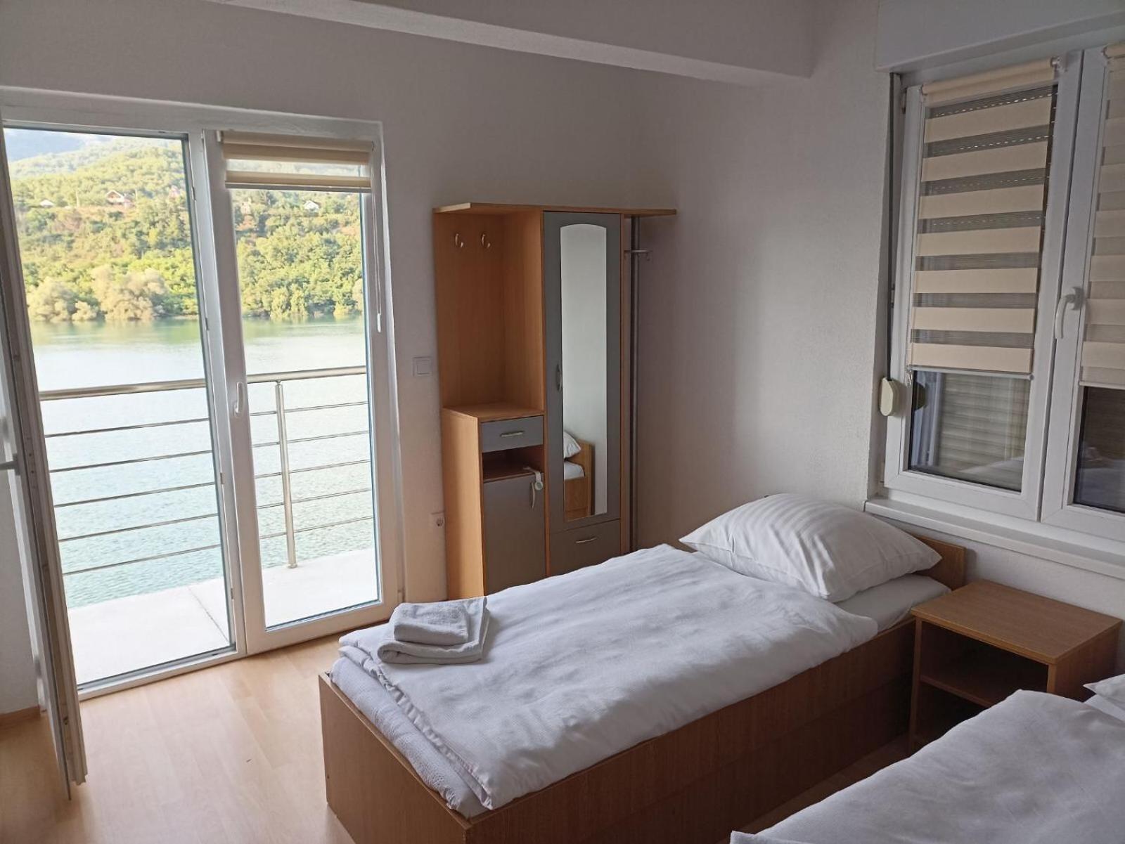 S&R Lake View Hostel Конич Екстериор снимка